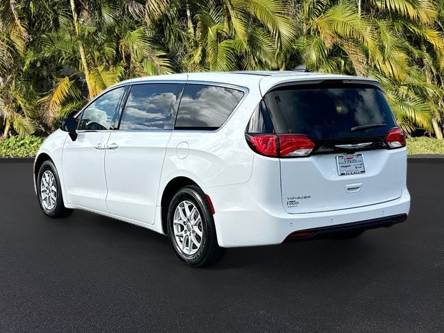 2025 Chrysler Voyager LX