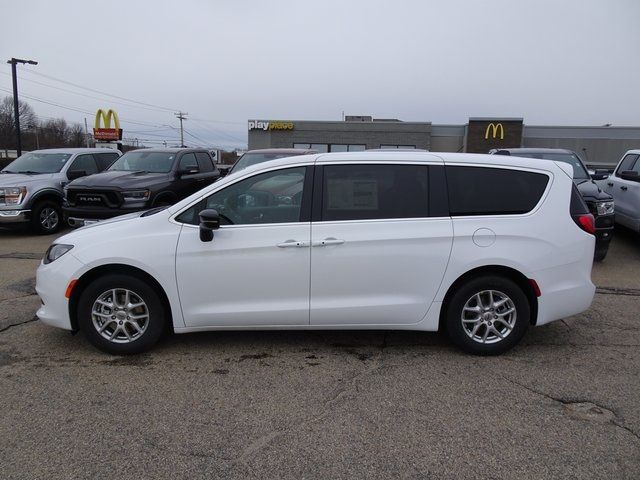 2025 Chrysler Voyager LX