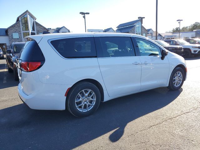 2025 Chrysler Voyager LX