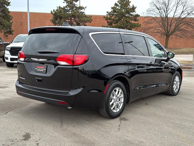 2025 Chrysler Voyager LX