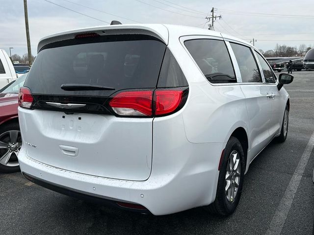 2025 Chrysler Voyager LX