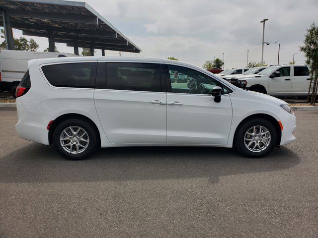 2025 Chrysler Voyager LX