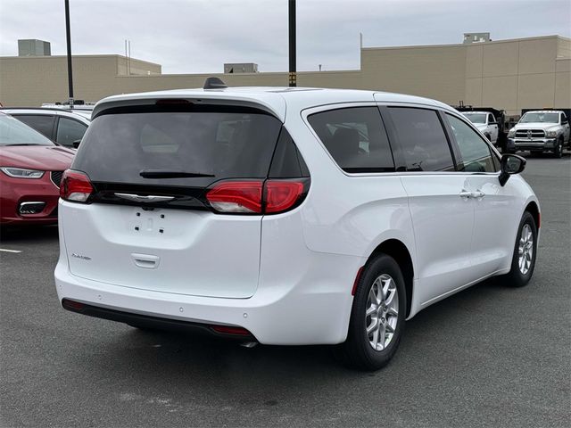 2025 Chrysler Voyager LX