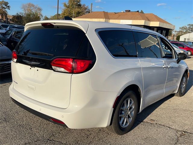 2025 Chrysler Voyager LX