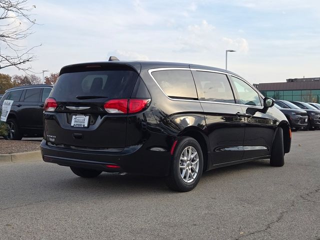 2025 Chrysler Voyager LX