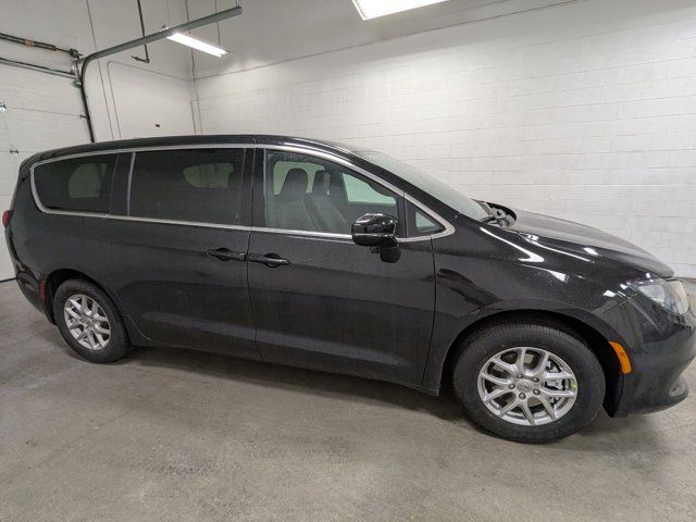 2025 Chrysler Voyager LX