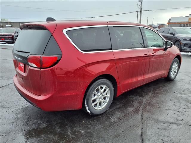 2025 Chrysler Voyager LX