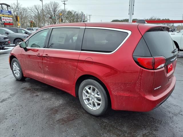 2025 Chrysler Voyager LX