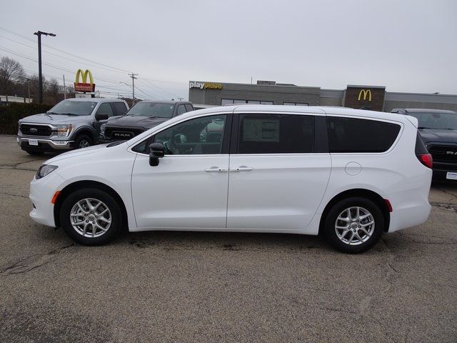 2025 Chrysler Voyager LX