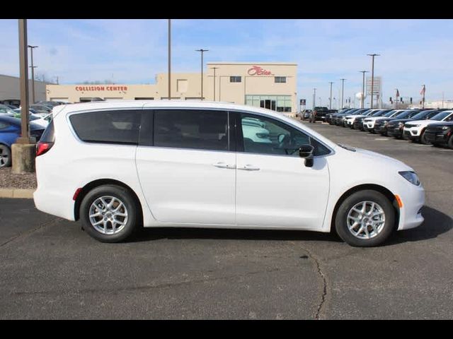 2025 Chrysler Voyager LX