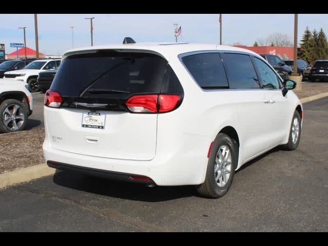 2025 Chrysler Voyager LX