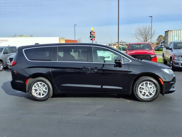 2025 Chrysler Voyager LX