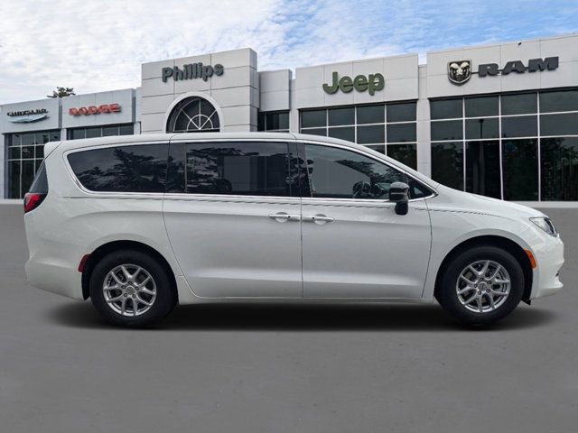 2025 Chrysler Voyager LX