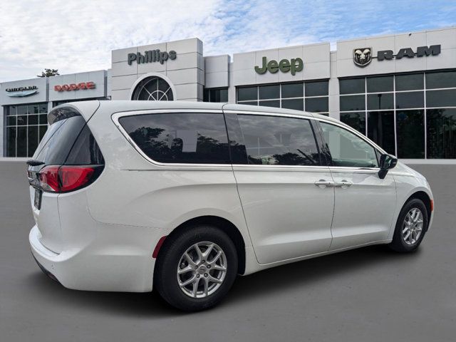 2025 Chrysler Voyager LX