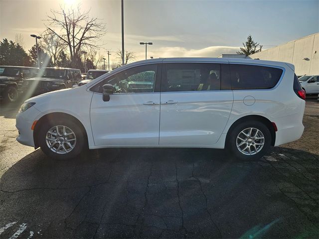 2025 Chrysler Voyager LX