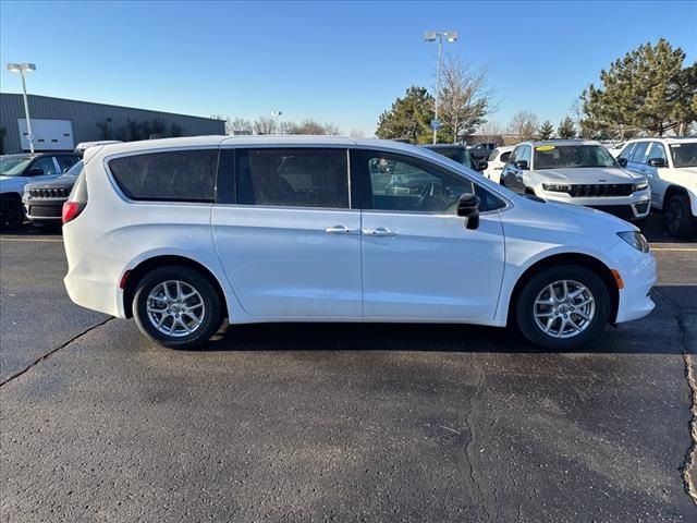 2025 Chrysler Voyager LX