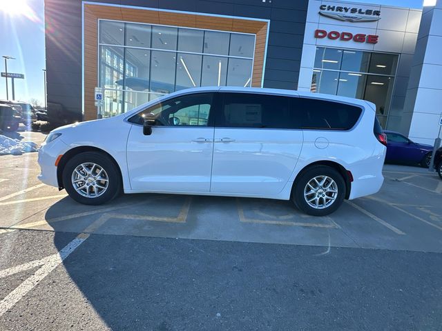 2025 Chrysler Voyager LX