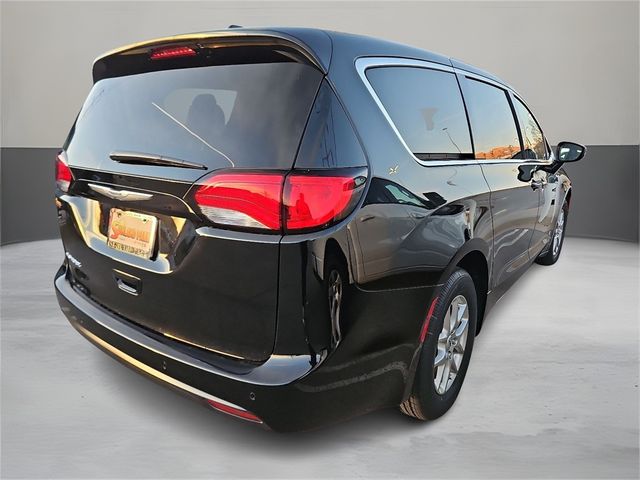 2025 Chrysler Voyager LX