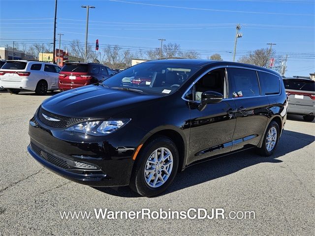 2025 Chrysler Voyager LX