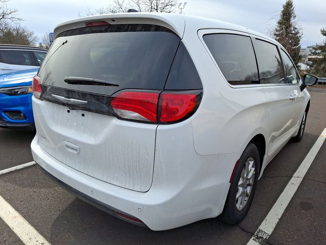 2025 Chrysler Voyager LX