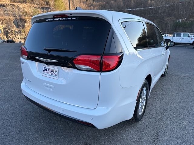 2025 Chrysler Voyager LX