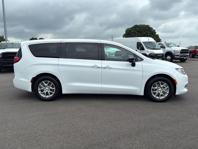 2025 Chrysler Voyager LX