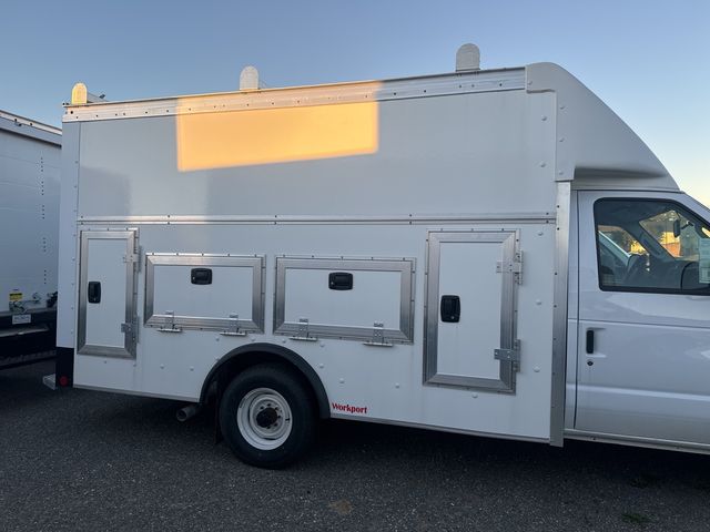 2025 Ford E-Series Base