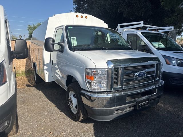 2025 Ford E-Series Base