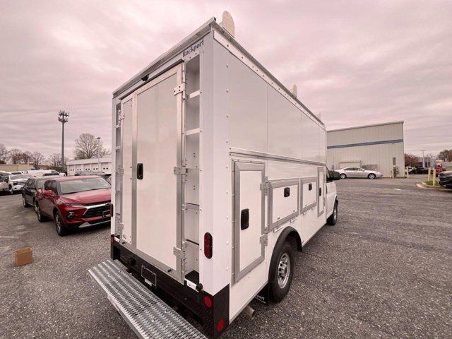 2025 GMC Savana Base