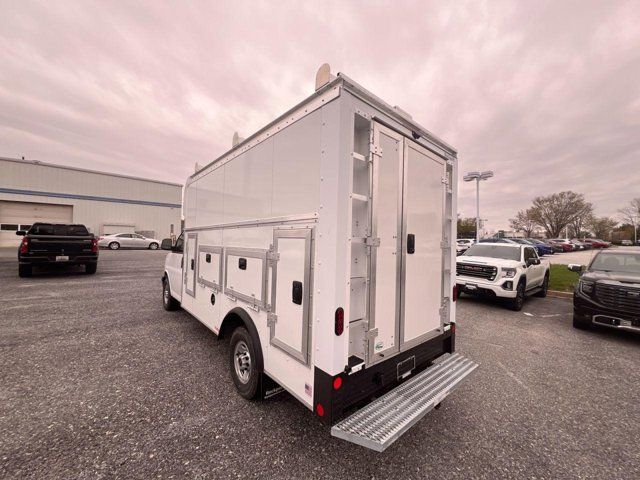 2025 GMC Savana Base