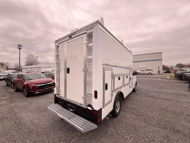2025 GMC Savana Base