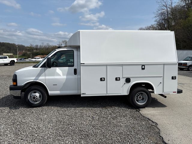 2025 GMC Savana Base