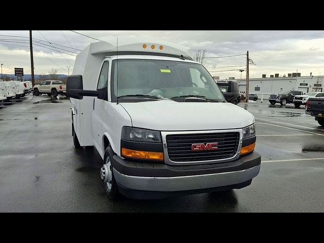 2025 GMC Savana Base