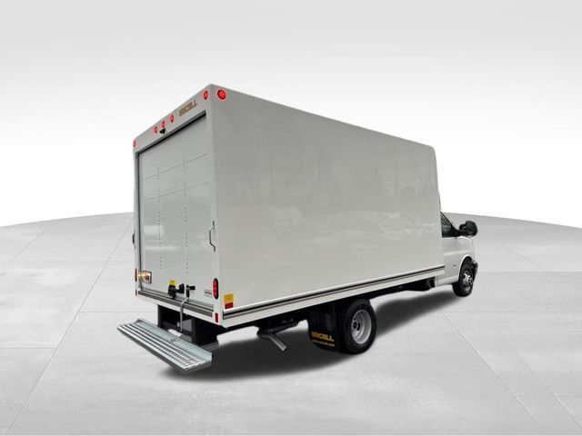 2025 GMC Savana Base