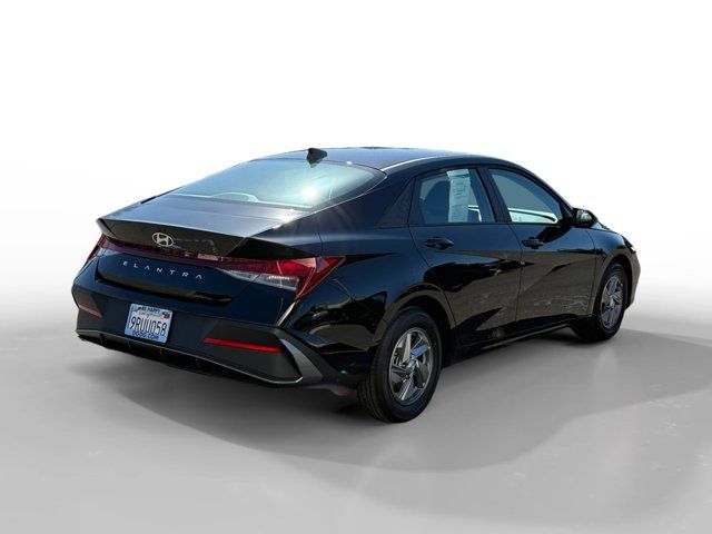 2025 Hyundai Elantra SE