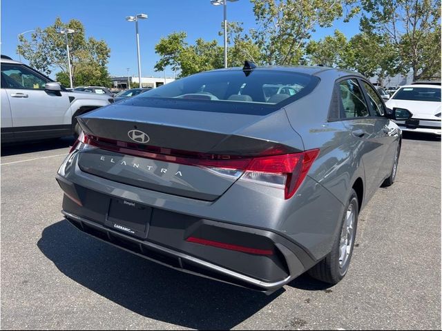 2025 Hyundai Elantra SE