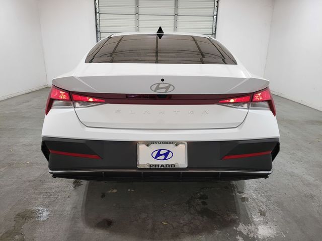 2025 Hyundai Elantra SE