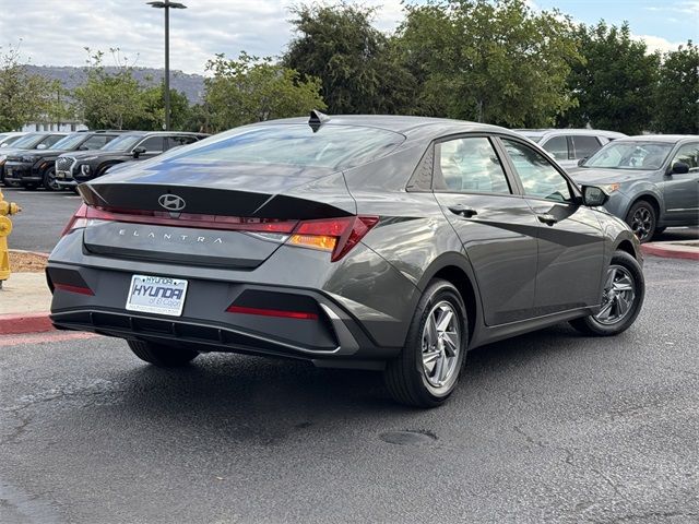 2025 Hyundai Elantra SE