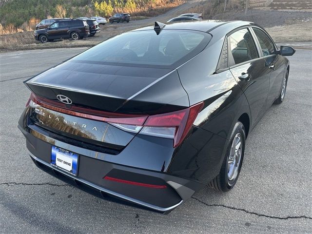 2025 Hyundai Elantra SE