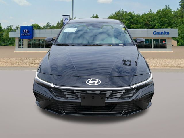 2025 Hyundai Elantra SE