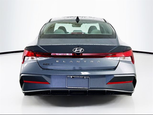 2025 Hyundai Elantra SE