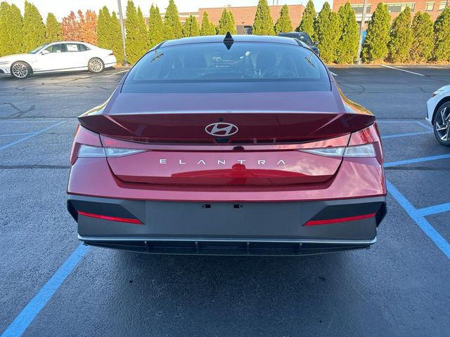 2025 Hyundai Elantra SE