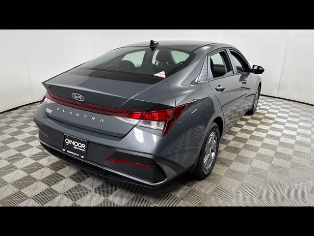 2025 Hyundai Elantra SE