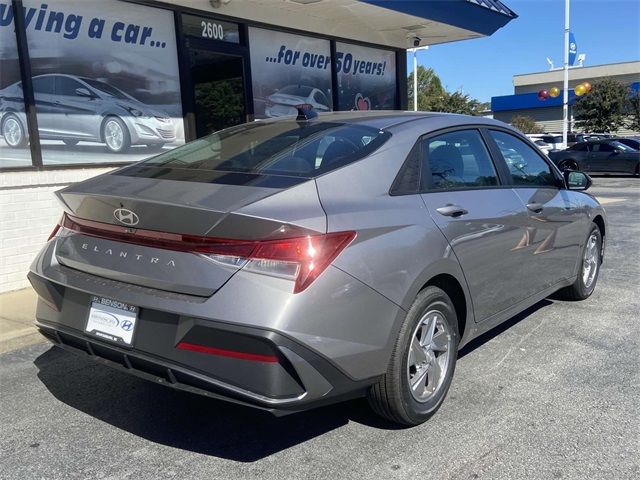 2025 Hyundai Elantra SE