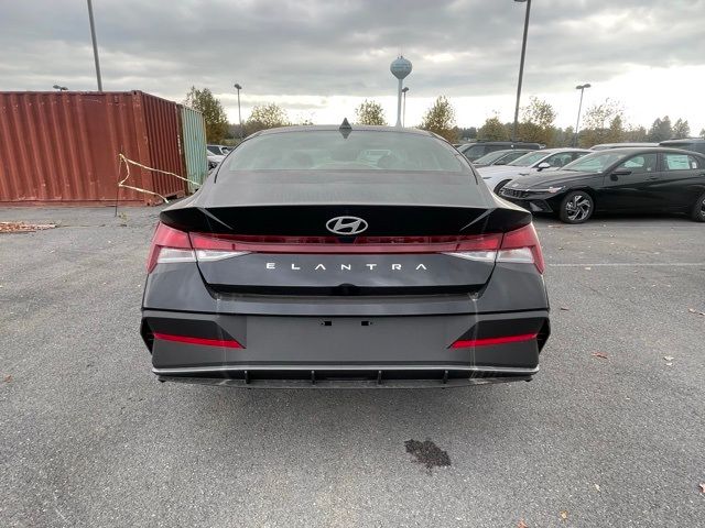 2025 Hyundai Elantra SE