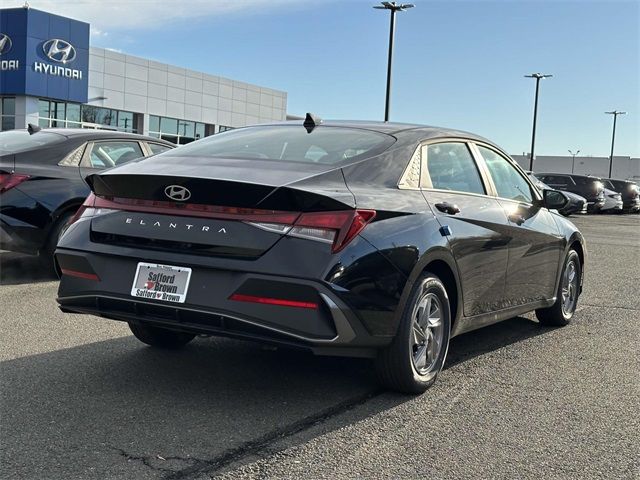 2025 Hyundai Elantra SE