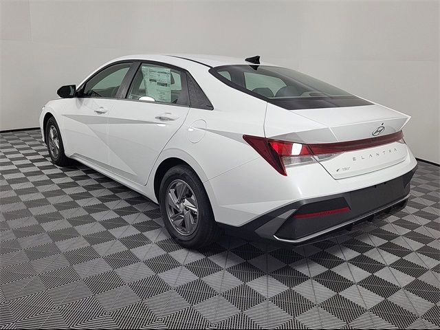 2025 Hyundai Elantra SE