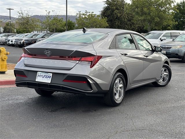 2025 Hyundai Elantra SE