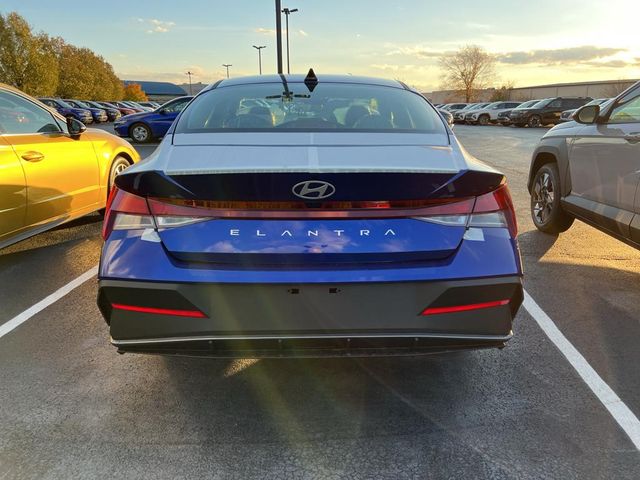 2025 Hyundai Elantra SE