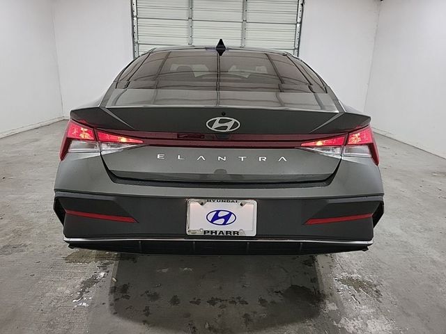 2025 Hyundai Elantra SE